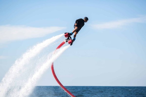 Le Flyboard à Dubaï : la nouvelle star des activités de loisirs